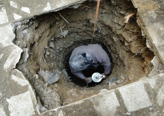 حفاری دستی گمانه ها 